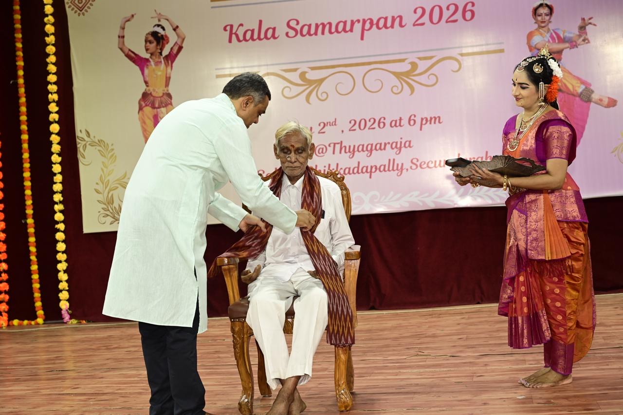Honouring an elder at Kala Samarpan